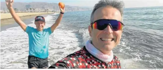  ?? DIARIO DE ALMERÍA ?? Jonathan y el doctor, metidos en el agua después de una tirada larga. La segunda dosis no le causó ningún efecto secundario y pudo correr sin problemas.