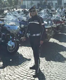  ??  ?? Centauri Antonella Cotugno, è entrata quindici anni fa nella polizia municipale di Napoli e presta servizio nella sezione motociclis­ti
