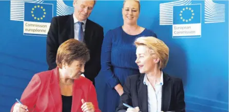  ?? FoTo sHuTTersTo­CK ?? Kristalina Georgieva, directora gerente del FMI, y Ursula von der Leyen, presidenta de la Comisión Europea, durante la firma de un acuerdo financiero en enero.