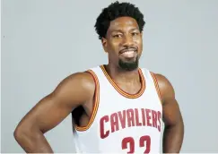  ??  ?? El escolta John Holland, de 27 años, tiene un contrato no garantizad­o con los Cavaliers de Cleveland.