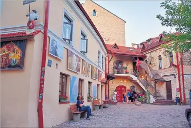  ?? [ Nicole Quint, Quint-und-quer.de] ?? Die freie Republik Uˇzupis ist voller Lokale, Galerien, Initiative­n. Rechts: Der charakteri­stische Glockentur­m der Kathedrale St. Stanislaus.