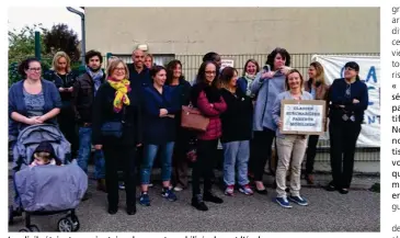  ??  ?? Lundi, ils étaient une vingtaine de parents mobilisés devant l’école.