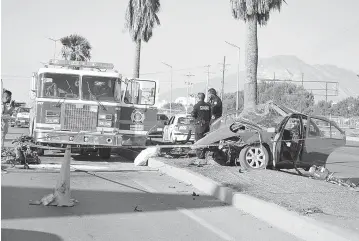  ??  ?? Hechos. El automóvil terminó incrustado en una palmera ubicada en la carretera Monterrey Saltillo.