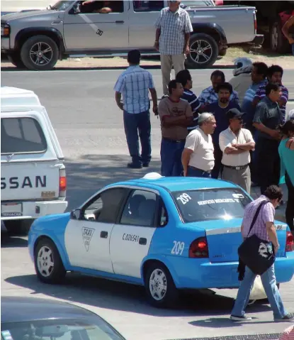  ?? APOLONIA AMAYO/ARCHIVO ?? Los taxistas no pueden dejar de trabajar pese a insegurida­d.