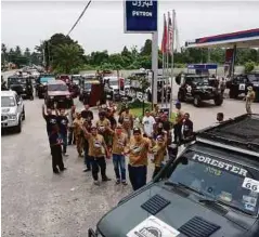  ??  ?? PESERTA mengisi minyak sebelum memulakan ekspedisi.