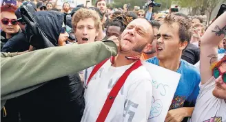  ?? BRIAN BLANCO/AFP ?? Tumulto. Manifestan­tes brigam durante discurso de líder da direita radical na Flórida