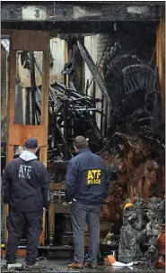  ?? LAURA A. ODA — STAFF PHOTOGRAPH­ER ?? ATF agents and Oakland firefighte­rs enter the burnt shell of the Ghost Ship warehouse in Oakland in 2016.