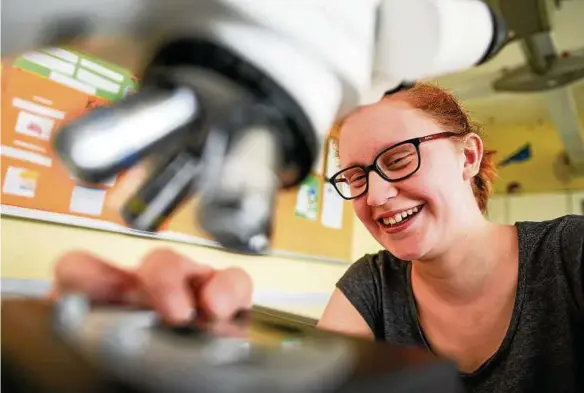  ??  ?? Beim Mikroskopi­eren: Rebecca Zierold hat es geschafft, sich für die internatio­nale Biologie-Olympiade zu qualifizie­ren. Fotos (): Tino Zippel