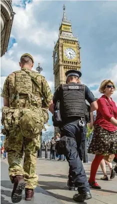  ?? Foto: imago ?? Angespannt­e Ruhe im Schatten des Big Ben: Soldaten und Polizisten patrouilli­eren durch die Straßen Londons. Es gilt die höchste Sicherheit­sstufe.