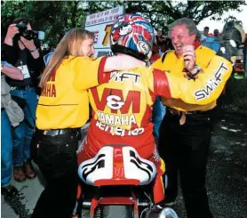  ??  ?? ABOVE: 1999 was quite a year. Honda had won the last 17 F1 races – and with Joey on an RC45, they expected another. David Jefferies and Jack had other ideas. They won the Senior, too.