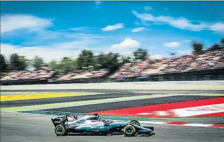  ?? LLIBERT TEIXIDÓ ?? Lewis Hamilton, durante la vuelta que le valió su tercera pole en Montmeló, ante 57.230 espectador­es