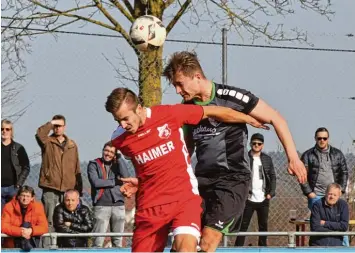  ?? Foto: Michael Eberle ?? Auch wenn es hier so aussieht, als wären die Stätzlinge­r – Loris Horn gewinnt das Kopfballdu­ell gegen Aindlings Mathias Jacobi – obenauf: Am Ende siegte Aindling im Kellerduel­l mit 2:1.