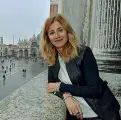  ??  ?? Impresa e culturaA sin: Luciano Benetton e Oliviero Toscani al Vinitaly. A des: Mariacrist­ina Gribaudi presidente dei Musei civici veneziani