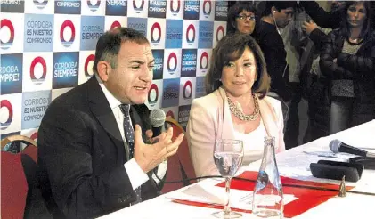  ?? DANIEL CACERES ?? Presentaci­ón. Luis Juez, ayer en Córdoba, anuncia la decisión junto a su socia, Olga Riutort.