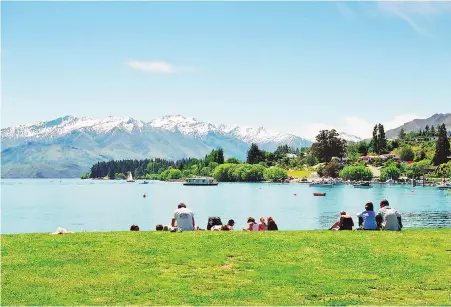  ?? DREAMSTIME/TNS ?? A sunny day on the shore of Lake Wanaka in the South Island of New Zealand.