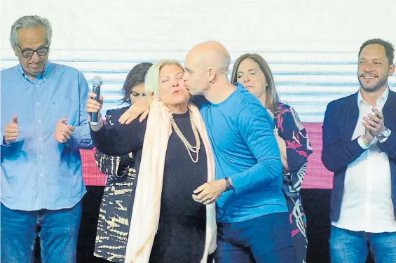  ??  ?? Besos. El jefe de gobierno porteño Horacio Rodríguez Larreta saluda ayer a la diputada Elisa Carrió en los festejos de Cambiemos. EFE