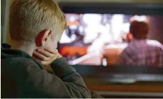 ?? Foto: Arne Dedert, dpa ?? Kinder sehen heutzutage mehr fern, als gut ist.