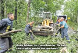  ??  ?? Große Schäden nach dem Unwetter: Die Aufräumarb­eiten werden Wochen dauern.