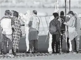  ?? Foto: Efe ?? Varios inmigrante­s son atendidos a su llegada a Valencia.