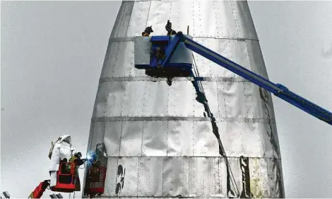  ?? Miguel Roberts / Associated Press ?? SpaceX continues work on its prototype starship that is being called “test hopper” near Brownsvill­e.