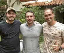 ?? Reprodução ?? Três dos filhos de Jair Bolsonaro (a partir da esq., Carlos, Flávio e Eduardo) em foto divulgada nas redes sociais