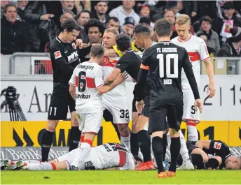  ?? FOTO: DPA ?? Das Hinspiel – Stuttgart siegte 1:0 – war heiß umkämpft. Nun geht es um die Vorentsche­idung.