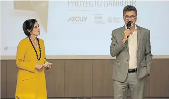  ??  ?? Victoria Noorthoorn y Gerardo Azcuy al anunciar el ganador de la primera edición del concurso.