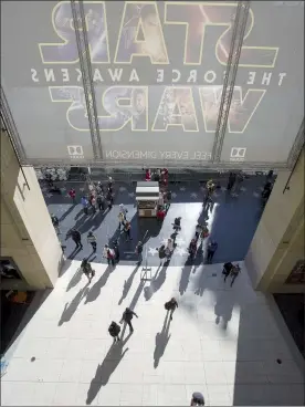  ??  ?? En el teatro Dolby, en Los Ángeles, preparativ­os para la premier de Wars: El despertar de la fuerza, en diciembre de 2015 ■ Foto Afp Star