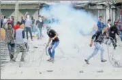  ?? AP ?? Protesters clash with security personnel in Srinagar on Friday.