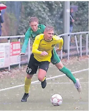  ?? FOTO: HUBERT WILSCHREY HWFOTOS.DE ?? Nils Mäker trifft mit dem SC Kapellen am Freitagabe­nd vor heimischem Publikum auf den Tabellenna­chbarn SG Unterrath.