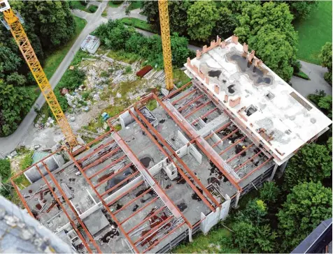  ?? Foto: Silvio Wyszengrad ?? Ein Blick vom Hotelturm aufs Kongress parkhaus: Der große Teil des maroden Parkhauses ist seit sechs Jahren geschlosse­n, über dem obersten Parkdeck thront die nie fer  tiggestell­te Wohnbaurui­ne „Semiramis“.