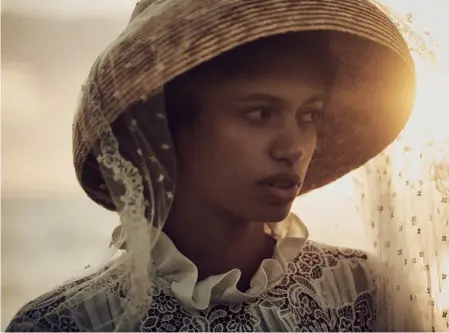  ??  ?? En esta doble página, vestido de lino con detalles de encaje, de ALBERTA FERRETTI; velo de tres puntas de encaje de Bruselas, de L’ARCA; y sombrero Audrey de paja trenzada, de MASARIO HATS.