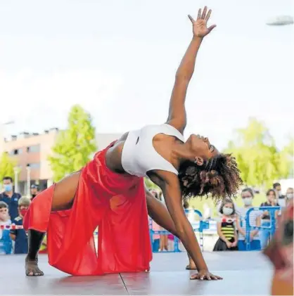  ?? Fotos: Facebook/crea Navarra/elías Querejeta Zine Eskola ?? En esta página y de izquierda a derecha, la bailarina Galina Rodríguez ha llegado a la fase final con ‘Pena’; arriba, diseños del proyecto ‘Always Africa’, de Alba Ciordia; debajo, una escena de ‘Argileak’, de Patxi Burillo.