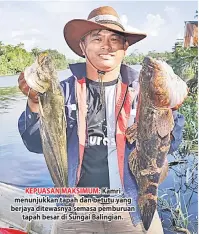  ??  ?? KEPUASAN MAKSIMUM: Kamri menunjukka­n tapah dan betutu yang berjaya ditewasnya semasa pemburuan tapah besar di Sungai Balingian.