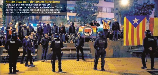  ?? EFE ?? Unas 400 personas convocadas por los CDR boicotearo­n ayer un acto de Vox en Barcelona. Tiraron huevos y otros objetos contra el miembro del comité ejecutivo nacional de esta formación Jaume Buxadé.