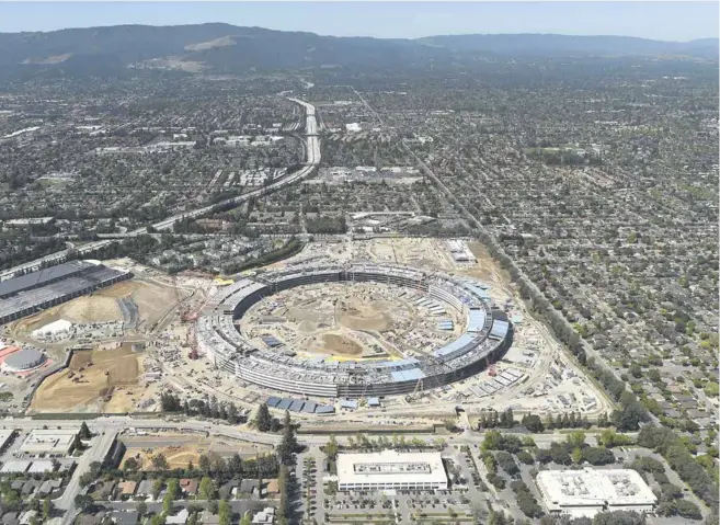  ?? © REUTERS/NOAH BERGER ?? Le gigantesqu­e chantier de l’Appel Campus 2, en Californie, le 6 avril 2016. L’emménageme­nt dans ce nouveau siège est prévu pour début 2017.