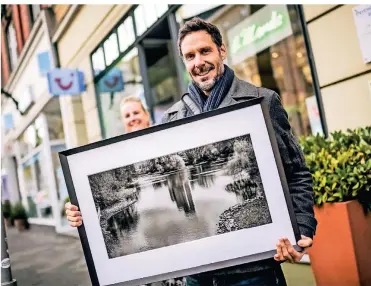  ?? RP-FOTO: ANDREAS BRETZ ?? Robinson Tilly ist einer der teilnehmen­den Künstler der Schaufenst­erausstell­ung, die von Gabi Luigs (hinten) organisier­t wurde.