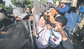  ??  ?? El martes pasado, más de un centenar de policías se enfrentaro­n contra personas que mantenían un plantón en la obra donde se construye un acueducto, que abastecerá de agua a la planta cervecera Constellat­ion Brand.