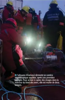 ??  ?? Safouane Khamassi démonte sa caméra stéréoscop­ique appâtée, après une première plongée. Pour arriver à capter des images dans la noirceur du fond des mers, elle est munie de deux lampes.