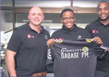  ??  ?? NGUMNU Eduard Coetzee oyi-coo yamasharks, umnu Vukile Zondi oyimd yegagasi FM nomnu Sise Rugby Union.