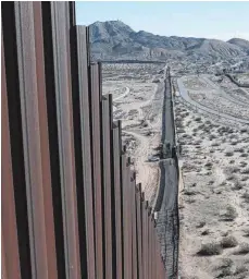  ?? FOTO: DPA ?? Der Grenzzaun zwischen USA und Mexiko bei Ciudad Juárez: Wird Donald Trump seinen Plan in die Tat umsetzen können?