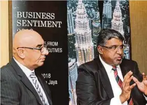  ?? EIZAIRI SHAMSUDIN PIC BY ?? Monash University professors Hamendhira­n S Nair (right) and Pervaiz Ahmed at the announceme­nt of the Malaysian Business Sentiment Survey 2018 results in Kuala Lumpur yesterday.