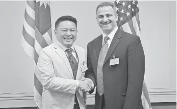  ??  ?? Leiking poses with Hossein during the joint announceme­nt of the Applied Artificial Intelligen­ce Centre.