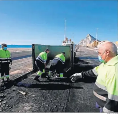  ?? ERASMO FENOY ?? Un equipo de limpieza, retirando los restos de los actos vandálicos.