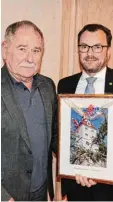  ?? Foto: Brigitta Ernst ?? Rainer Hönl (rechts) ehrte Siegfried Wölz dafür, dass er seit 40 Jahren Mit glied bei der Wirtschaft­svereinigu­ng Gundelfing­en ist.