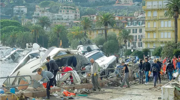  ??  ?? A pezzi Sopra, yacht scaraventa­ti sulla riva a Rapallo, dove il mare ha invaso il porto «Carlo Riva» (Reuters). Tra i natanti danneggiat­i, il «Suegno» di Pier Silvio Berlusconi (foto a sinistra)