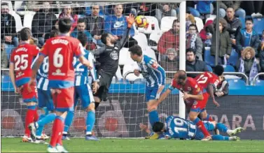  ??  ?? REACCIÓN. Con este cabezazo de Medina en el minuto 59 comenzó la reacción del Numancia.