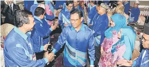  ?? — Gambar Bernama ?? TIBA: Shabery Cheek (tengah) bersalaman dengan hadirin ketika tiba merasmikan Mesyuarat Agung Tahunan ke-42 Pertubuhan Peladang Pahang (Pasfa) malam kelmarin. Turut hadir Pengerusi Pasfa Pahang Datuk Mustafa Kamal Abdul Hamid.