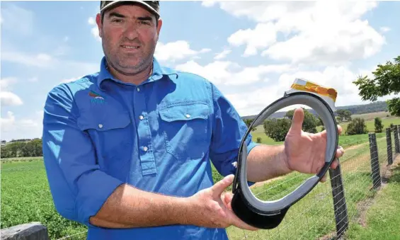  ?? PHOTO: JONNO COLFS ?? NEW INVENTION: Darren Marshall with his GPS feral pig collar.