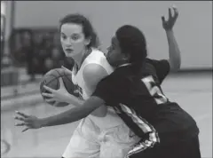  ?? DAVID WITTE/ NEWS-SENTINEL ?? Lodi's Isabella Fugazi drives around El Capitan's Chiara Boscolo during Lodi's 5525 victory on Thursday, Dec. 7, 2017 at The Inferno.